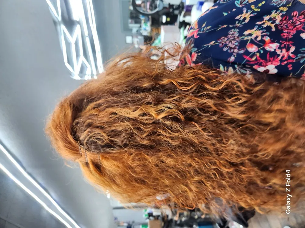 Color cobrizo con volumen